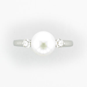 This 14 karat white gold has a 7.8 by 8 millimeter pearl with 2 stones with a total weight 0.20 carats.